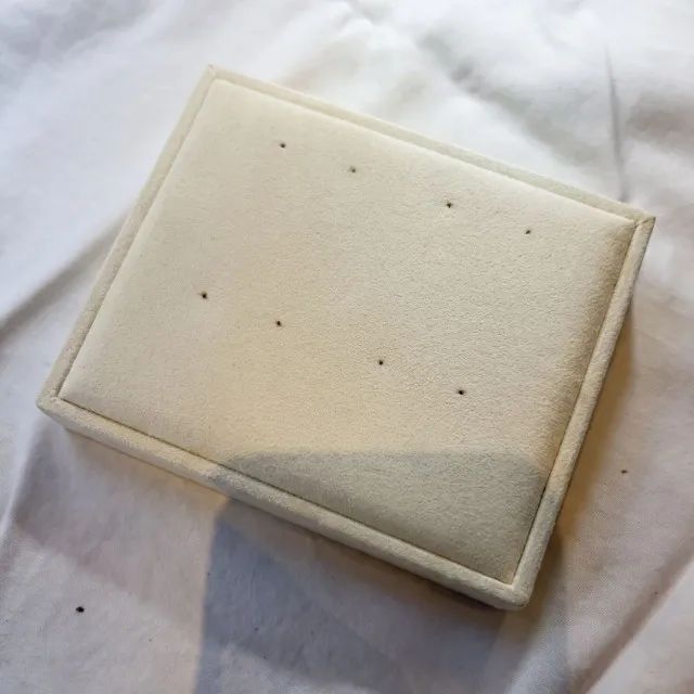 EXPOSITOR / PORTA-BRINCOS HORIZONTAL 12x10cm - BEGE SUEDE - Foto 2