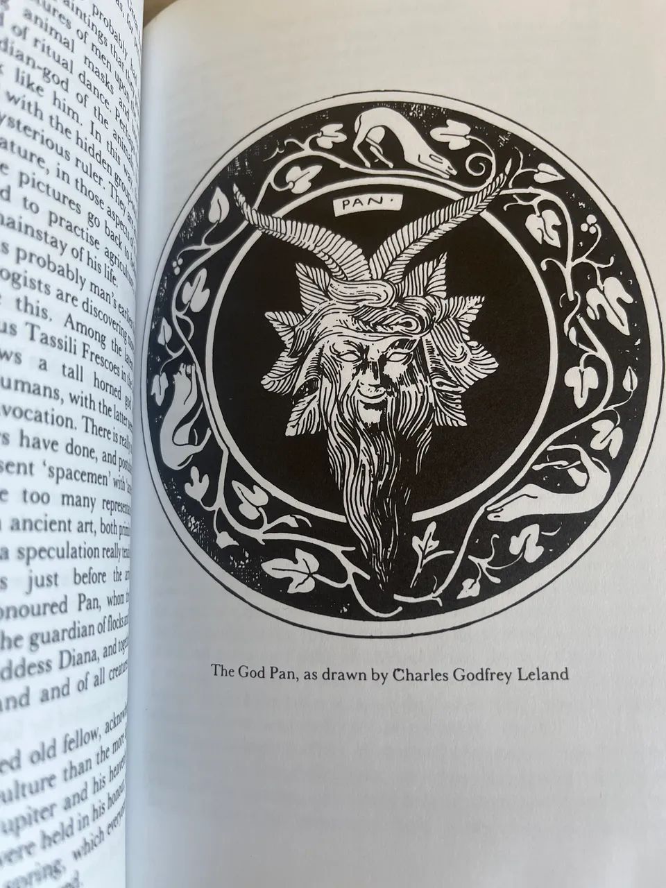 Natural Magic - Doreen Valiente - Livro Importado - Foto 3