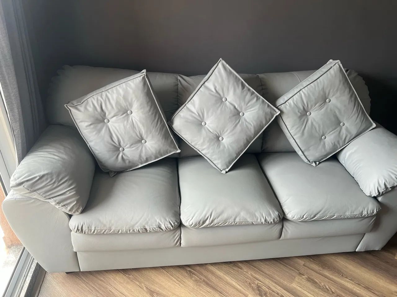 Lindo sofá de 3 lugares  - Foto 4