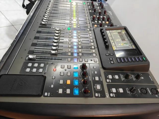MESA DIGITAL X32 BEHRINGER COM CASE pouco uso  - Foto 2