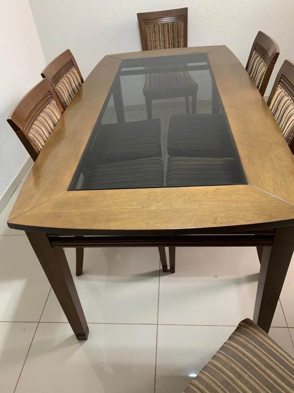 Mesa de madeira com 6 cadeiras  - Foto 2