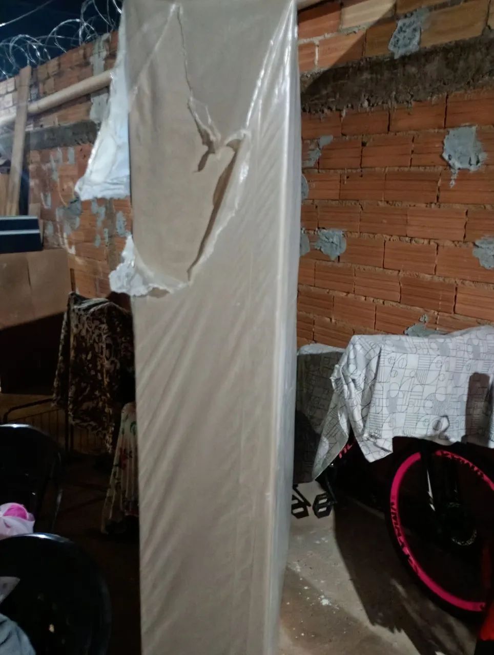 Vende-se uma cama box solteiro nova
