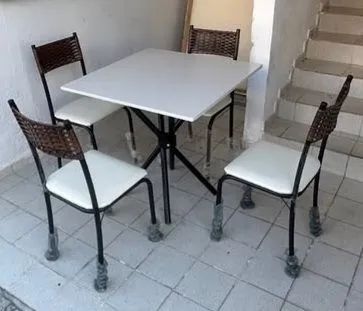Mesa com 4 cadeiras!