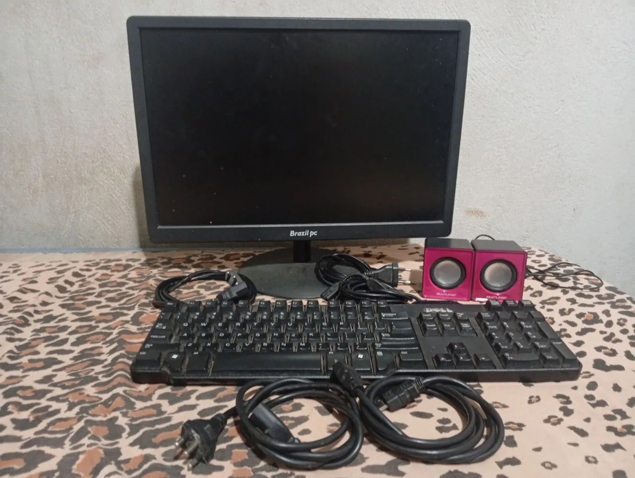 Vendo tela de computador e teclado e é cabo de conectar