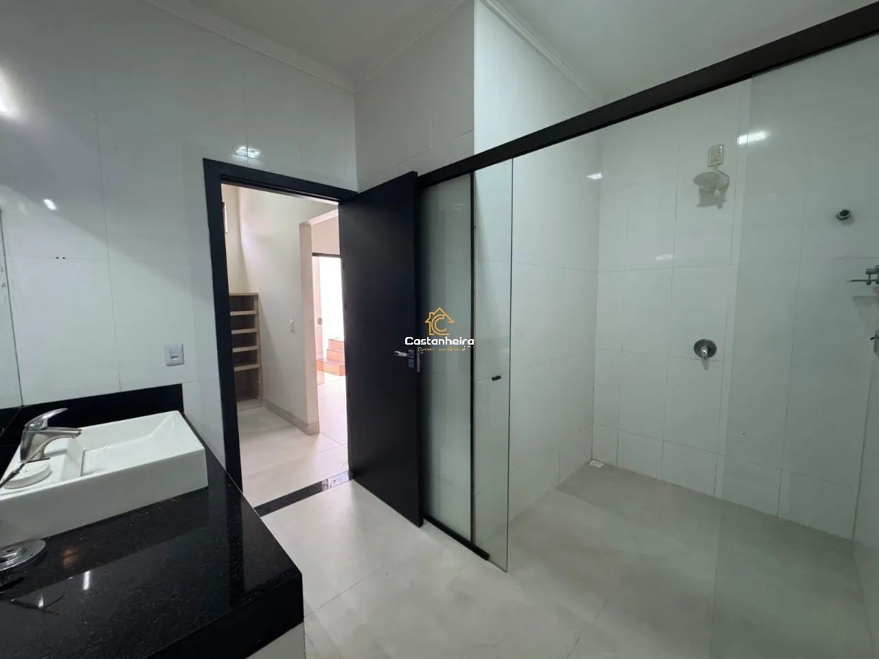 Casa com Edícula Gourmet - 03 Quartos sendo 01 Suíte Master com Closet e Banheira em Área  - Foto 9