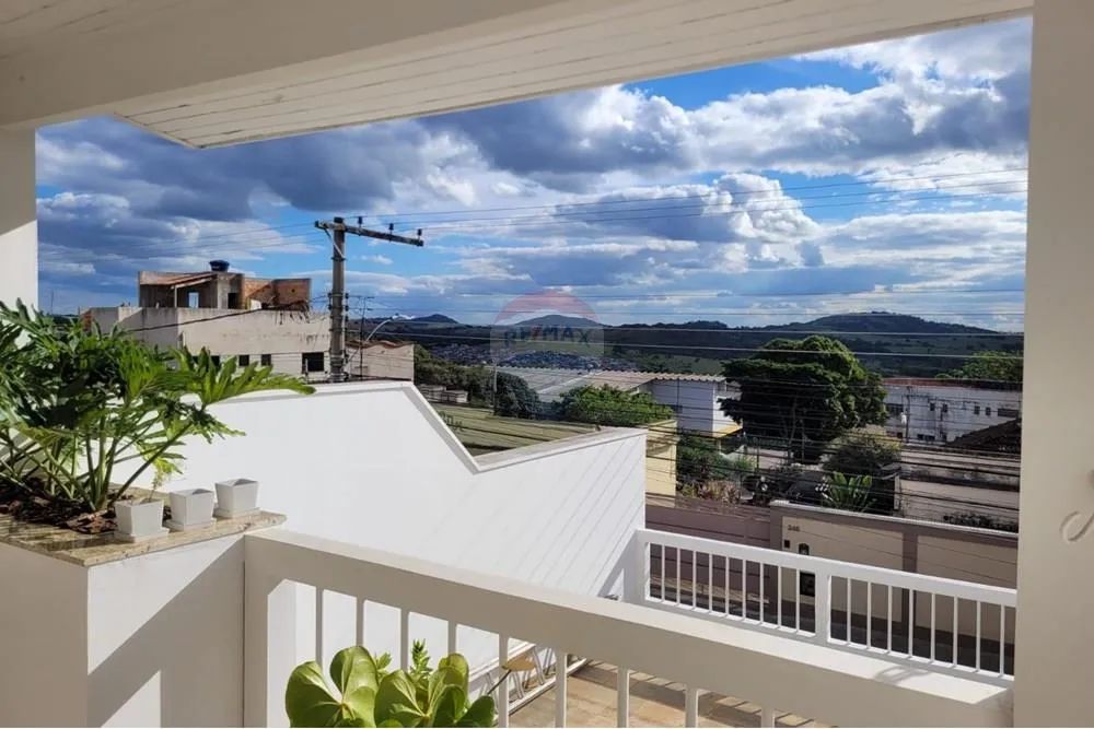 Casa Quatro Quartos com Piscina no Centro de Lavras