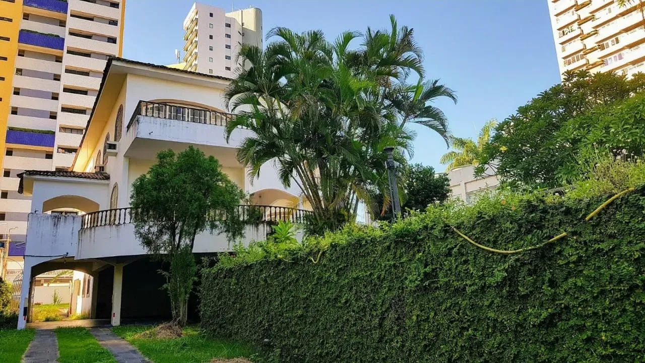 Sobrado para venda com aproximadamente  1000 m2. Recife - PE