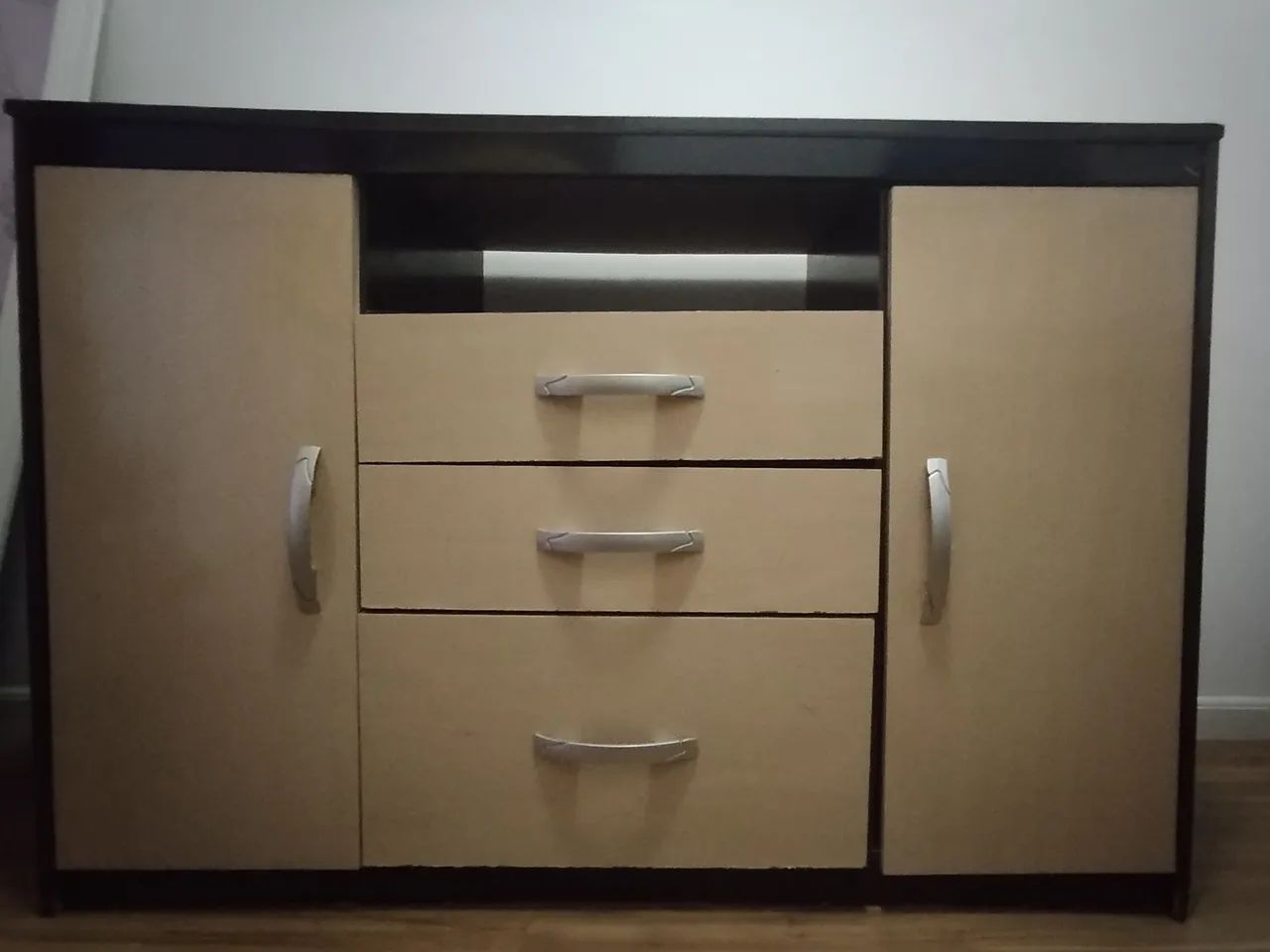 Cômoda de madeira com 3 gavetas e 2 portas 