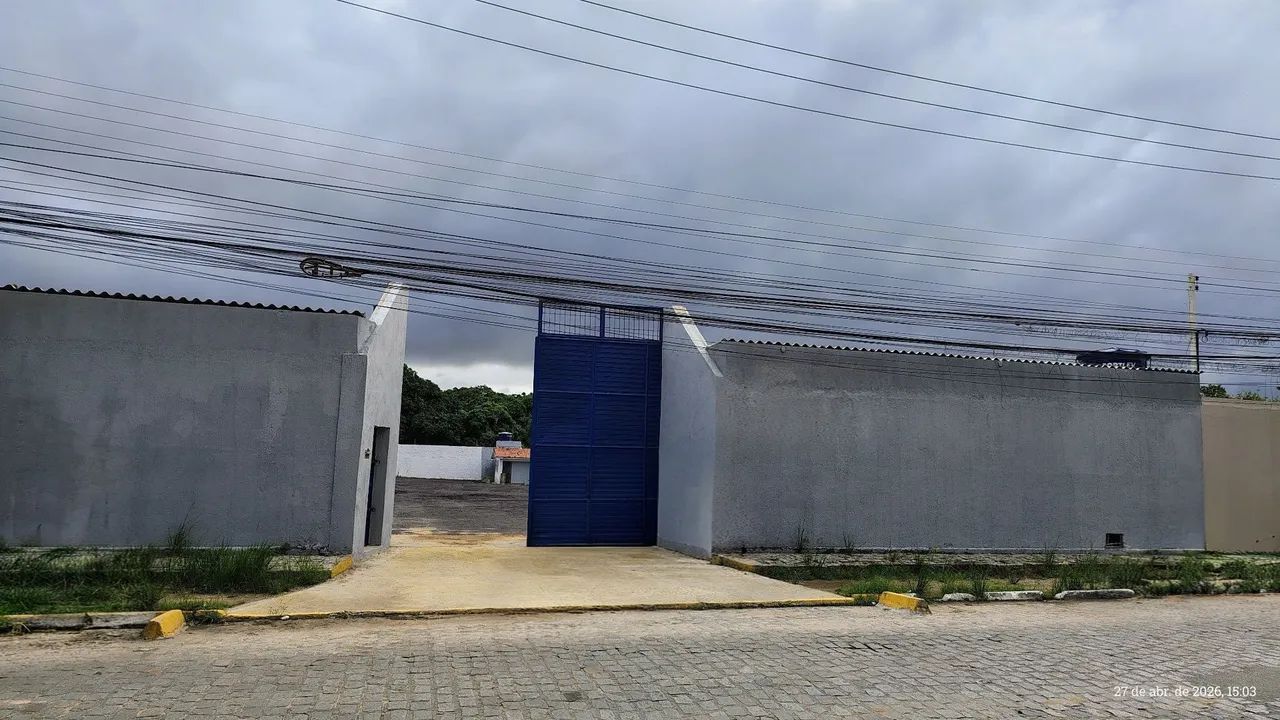 Escritorio com patio de 2.200m2,3 banheiros e 6 garagens cobertas