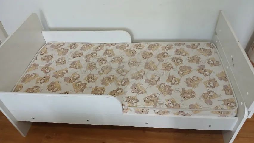 Cama infantil com colchão 