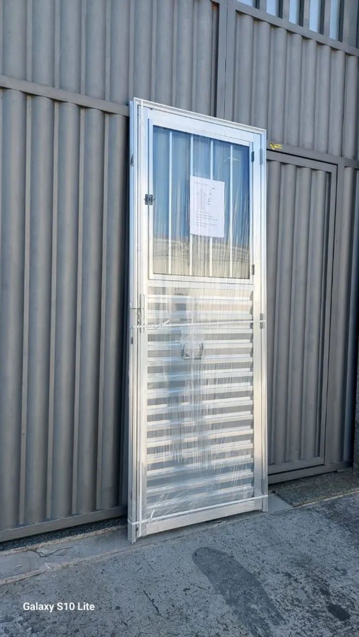 PORTA DE ALUMÍNIO COM VIDRO E GRADE DIRETO DA FÁBRICA - QUEIMA DE ESTOQUE - Foto 3