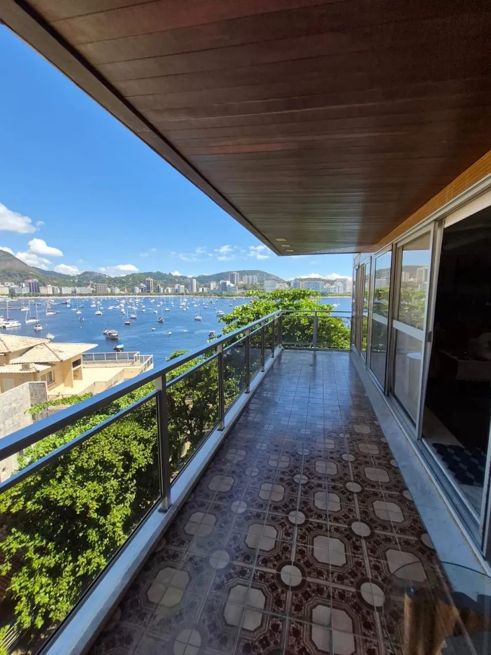 EXCELENTE COBERTURA TRIPLEX DE 4 SUITES COM 4 VAGAS NA URCA