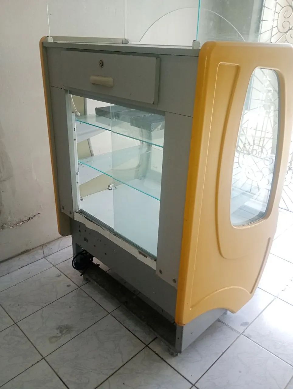 Vende-se expositor 
