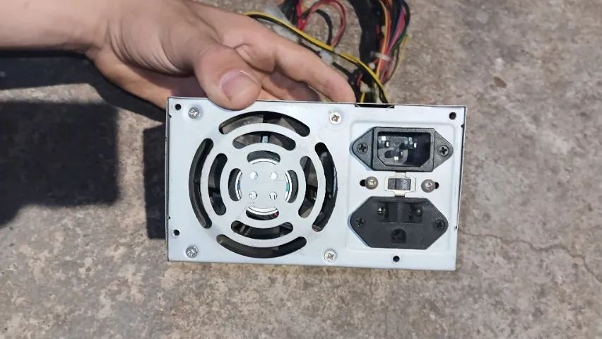 Fonte de pc de 550w advanced usada - Foto 2