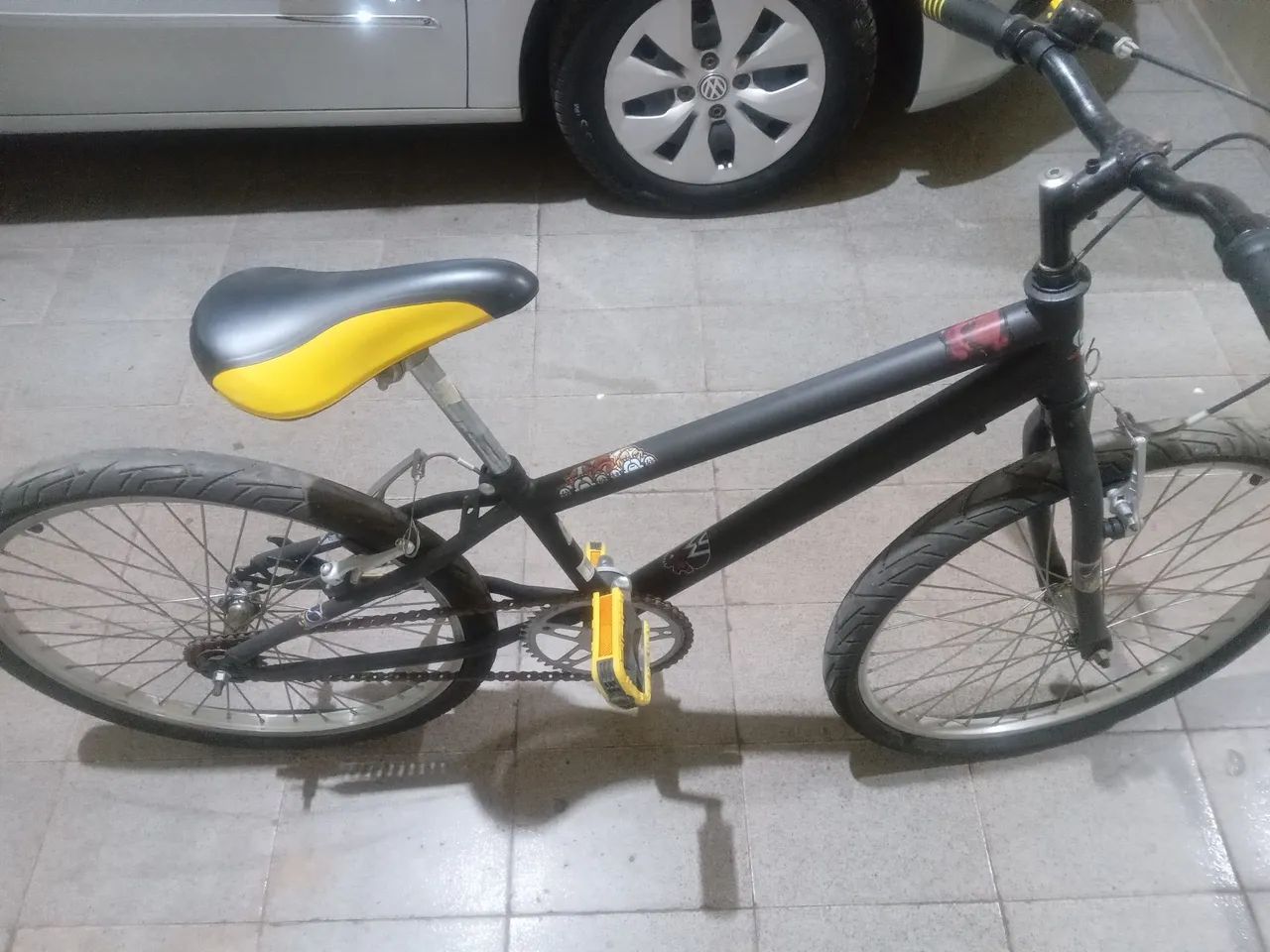 Bicicleta  infantil  preta (Pneus desgastados)