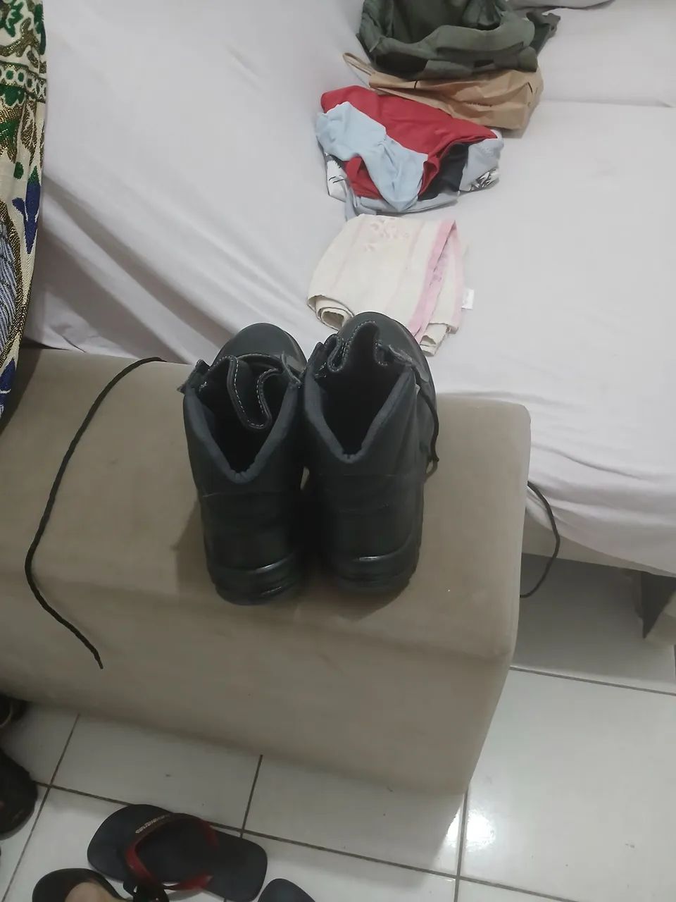 bota da marca marvalis e um par de havaianas ambas pretas  - Foto 2