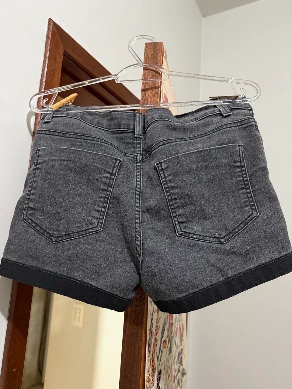 Short Jeans Escuro com Barra Dobrada