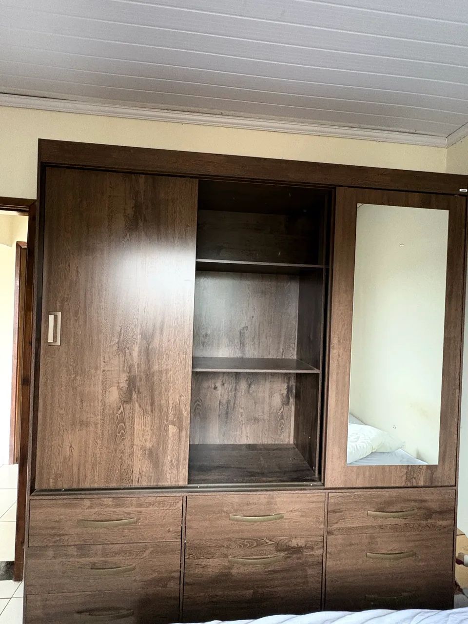 Guarda-roupa grande com espelho, portas de correr e gavetas - Foto 4