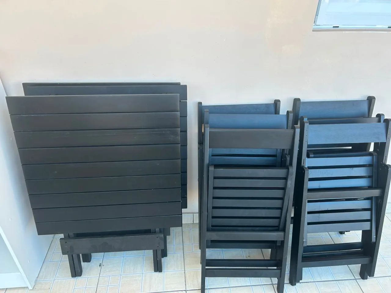 Mesa de madeira com cadeiras 