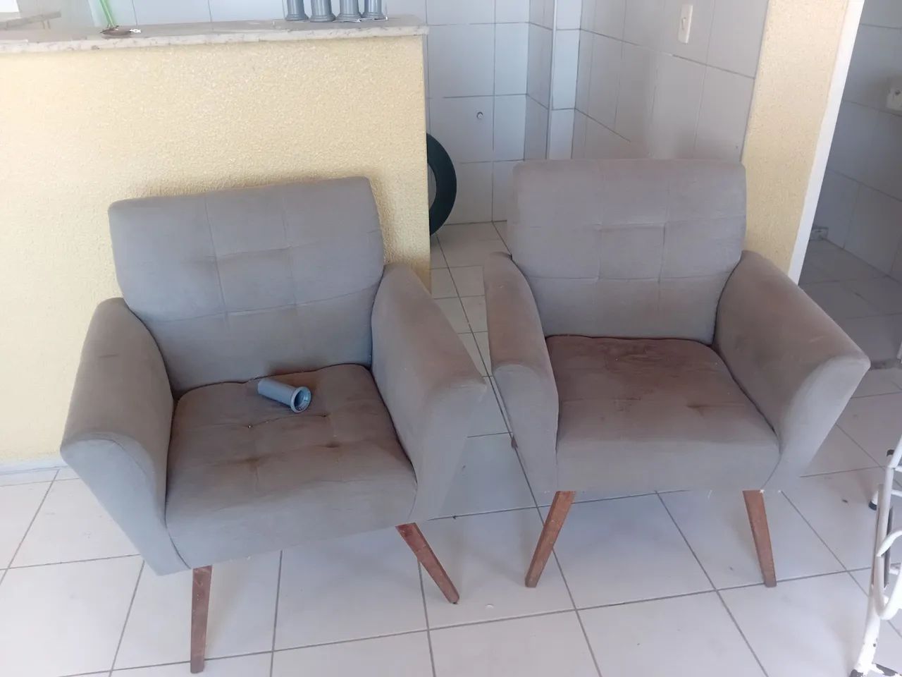 Vendo duas cadeiras para sala,quarto