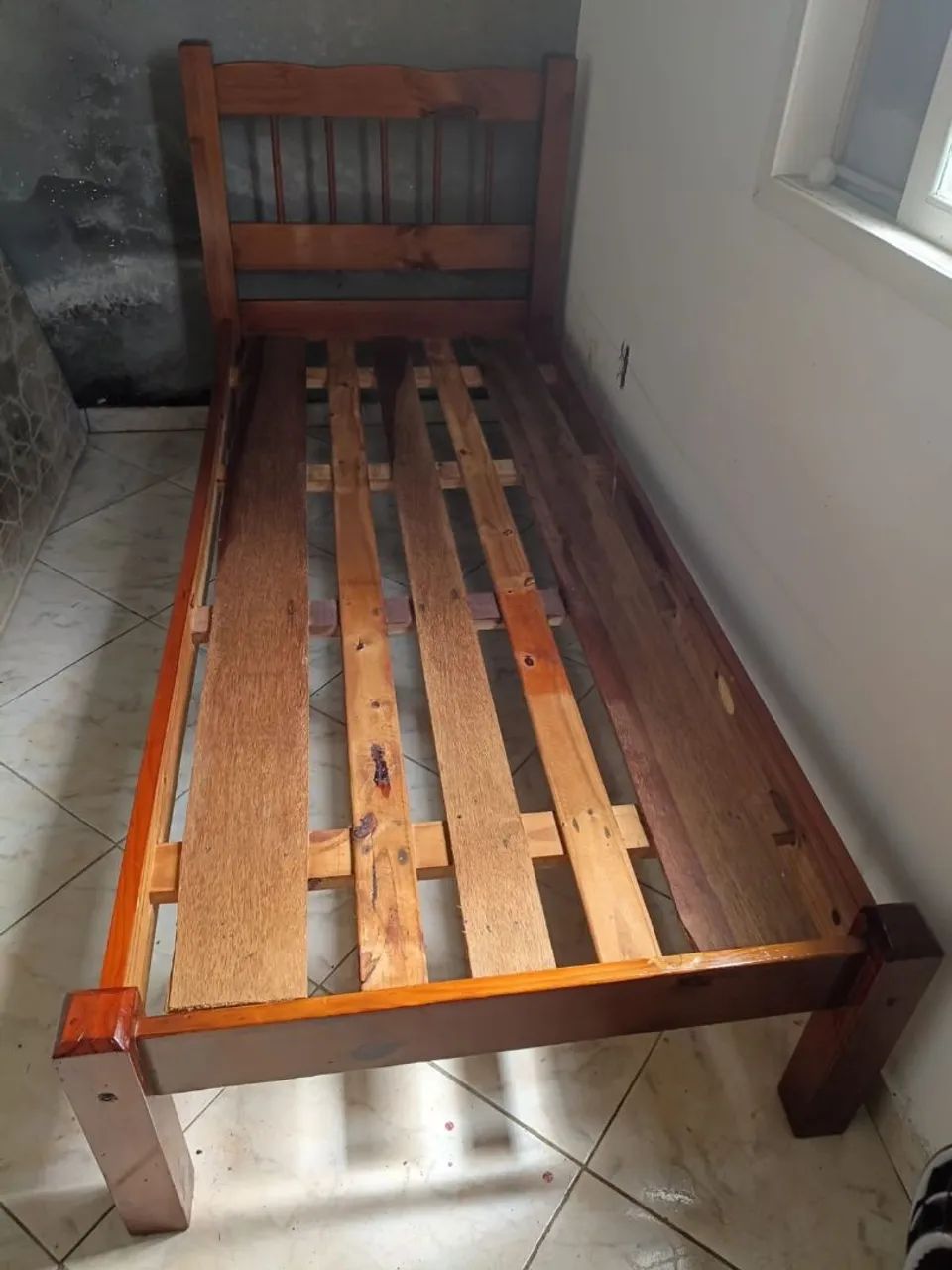 Cama de solteiro de madeira, em bom estado  - Foto 2