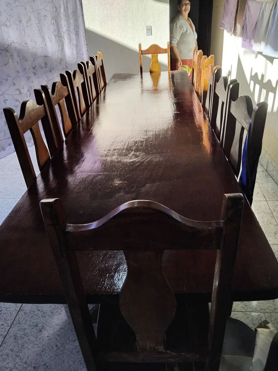Mesa de peroba com 10 cadeiras - Foto 2
