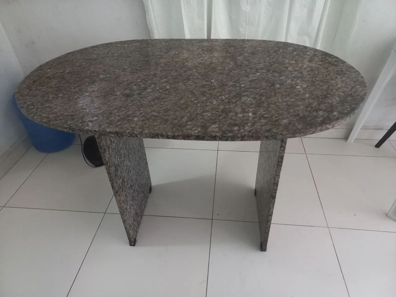 Mesa tubular oval em granito.