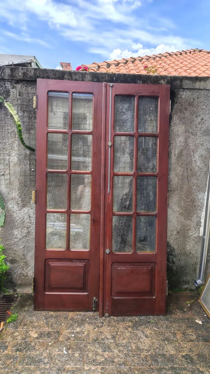 Porta  de madeira maciça 