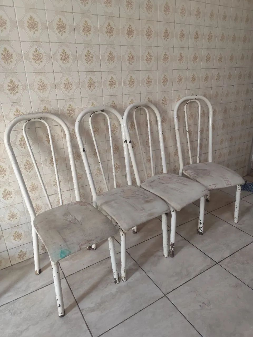 Vendo 4 cadeira usada 