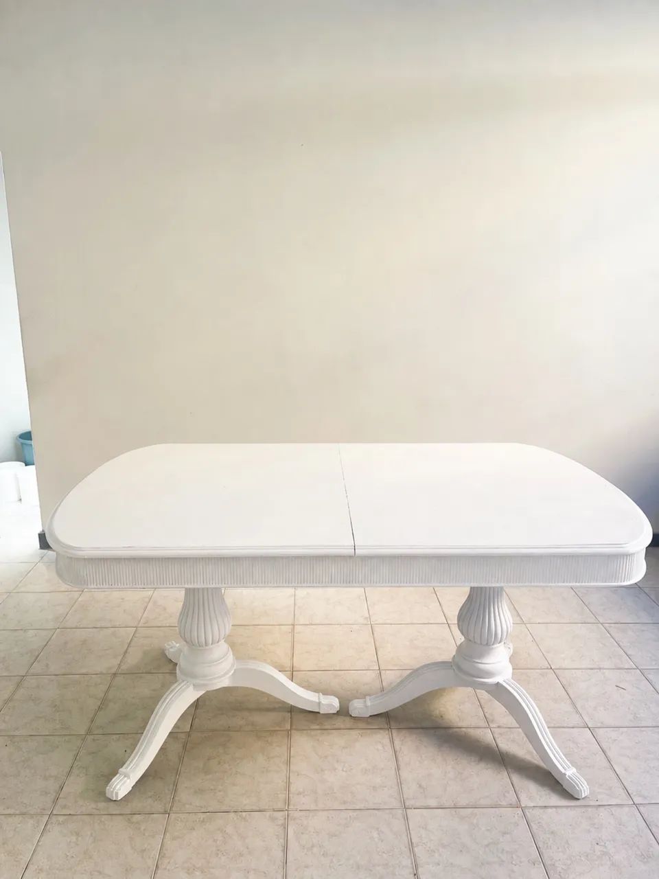Mesa antiga de madeira maciça