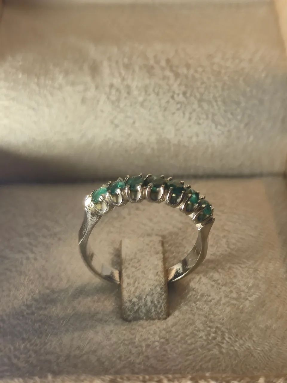 Meia Aliança Esmeralda Ouro Branco 18k - Foto 2