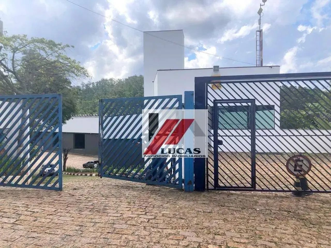 Galpão para locação próximo ao centro de Cotia.