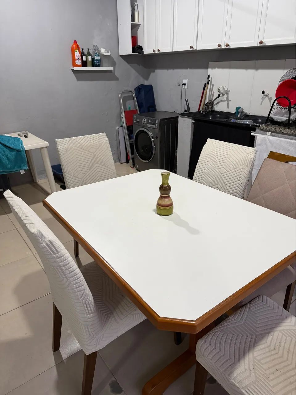 Vendo mesa de madeira maciça com 5 cadeiras  - Foto 3
