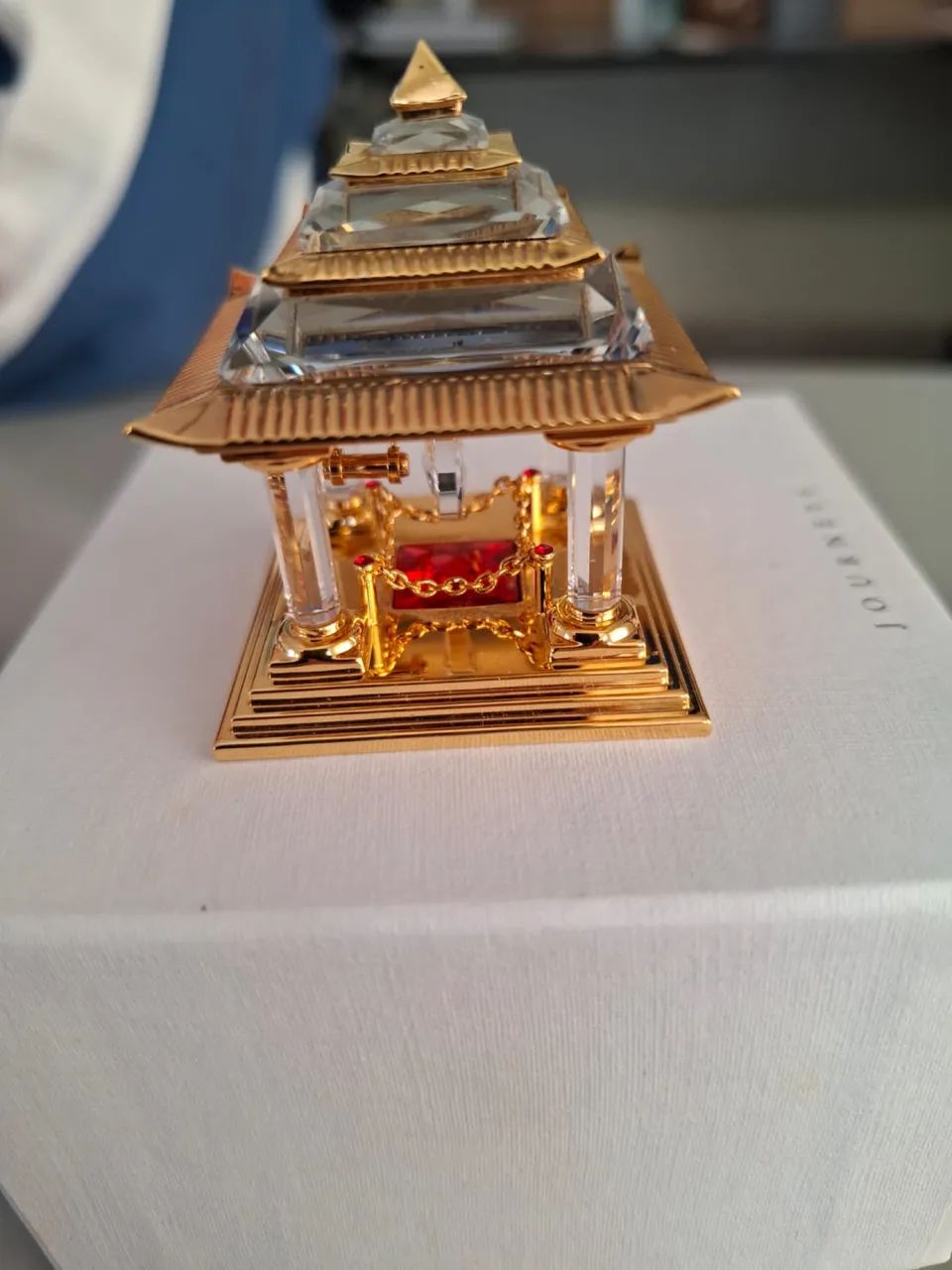 Templo oriental em cristal swarovski 