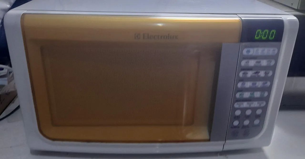 Vendo microondas  3q. Litros. Eletrolux - Foto 2