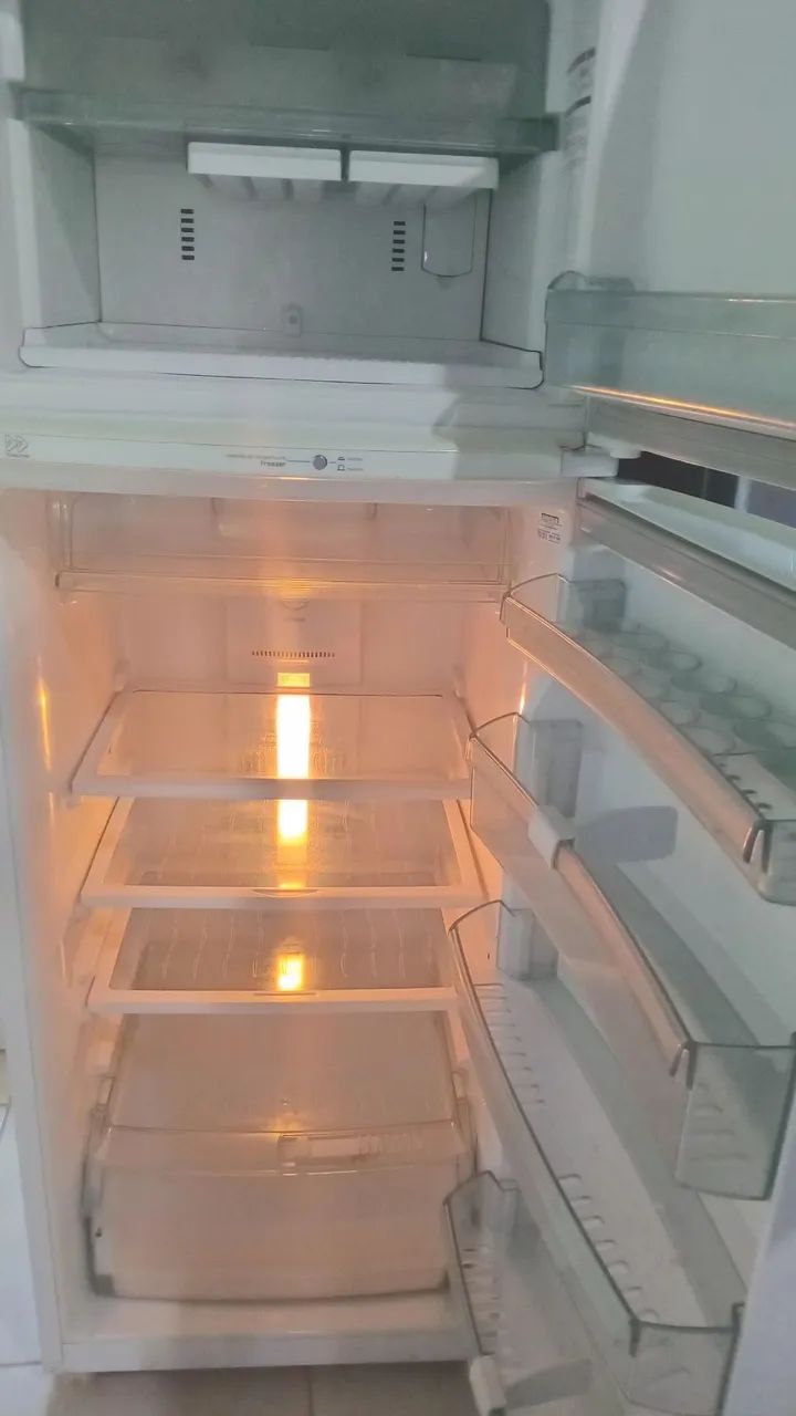 Geladeira em ótimo estado. 