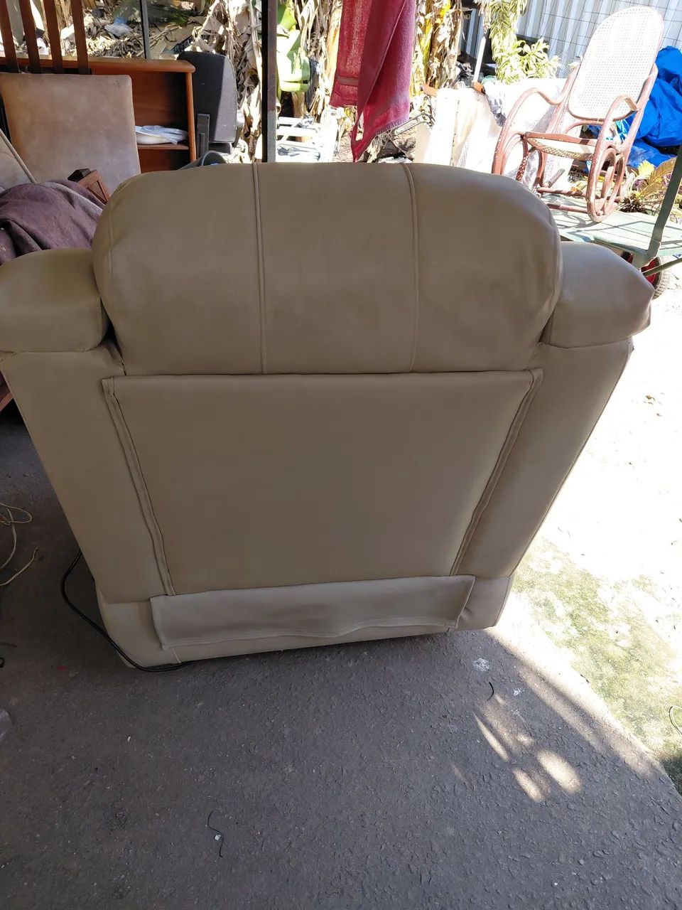 Vendo uma poltrona reclináveis de massagem em ótimo estado de conservação funcionando.  - Foto 3