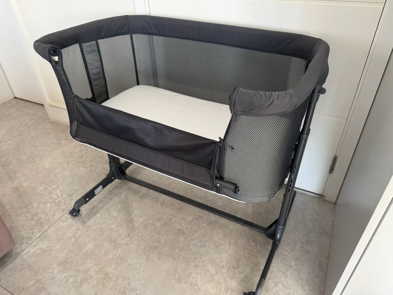 Kikkaboo Berço Noah, ajustável, rodas, anti-refluxo, abre de um lado, cor: dark grey - Foto 2