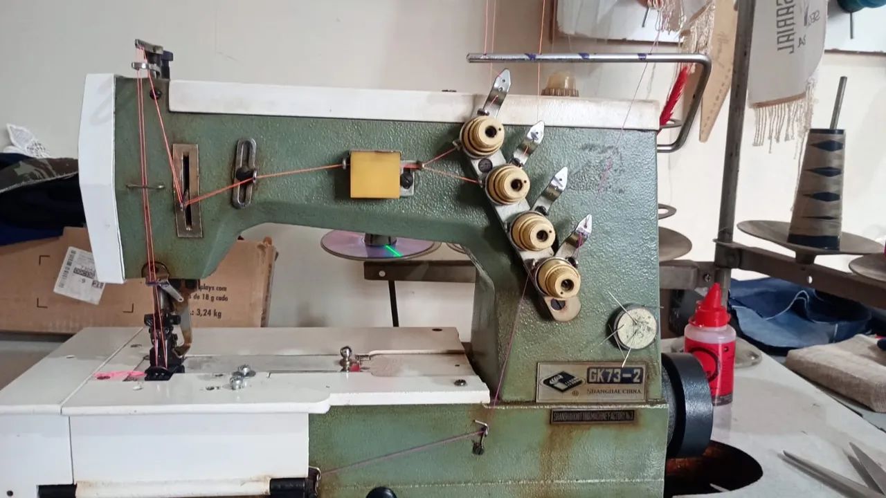 Máquina galoneira