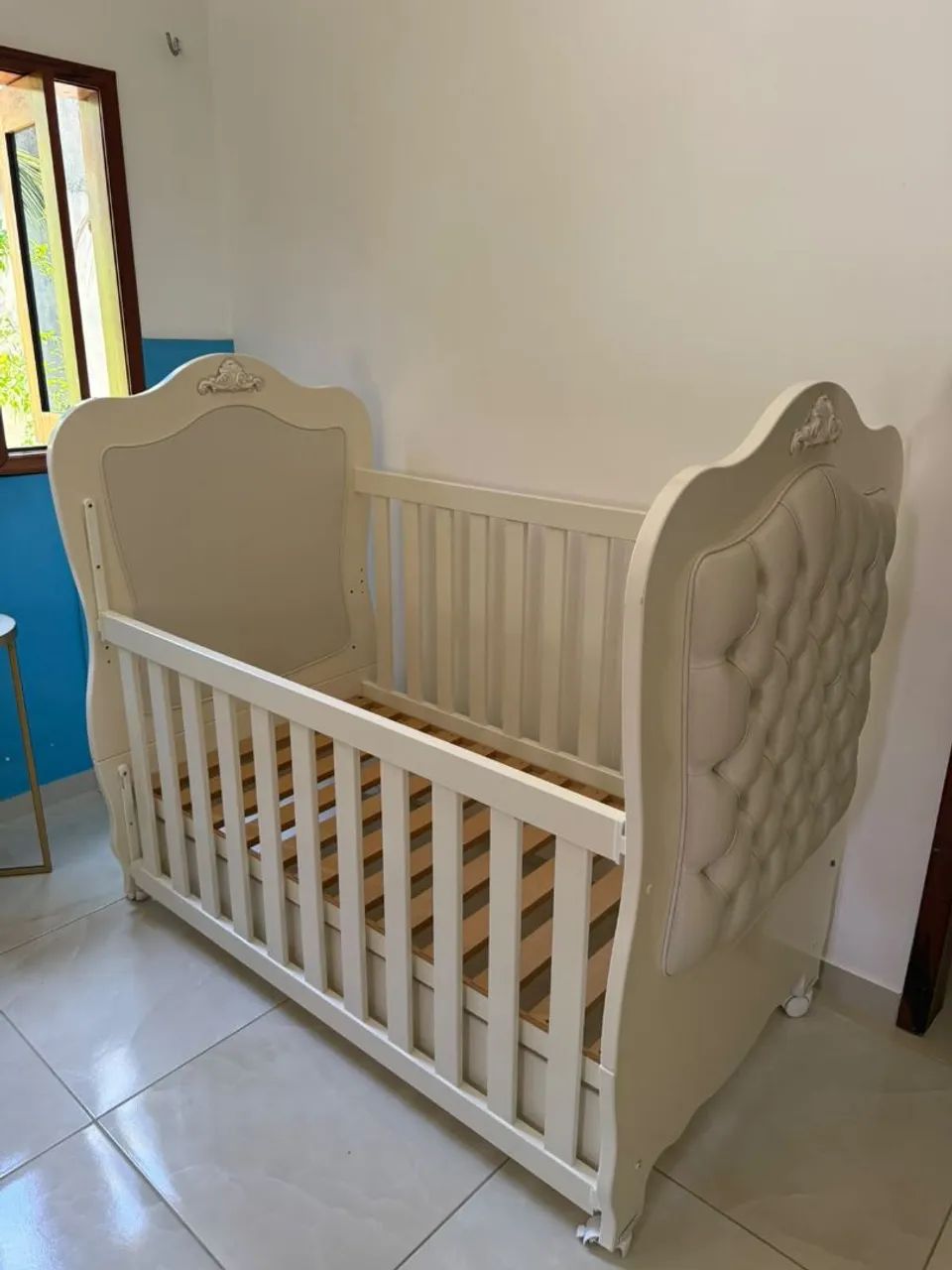 Um lindo berço com colchão 