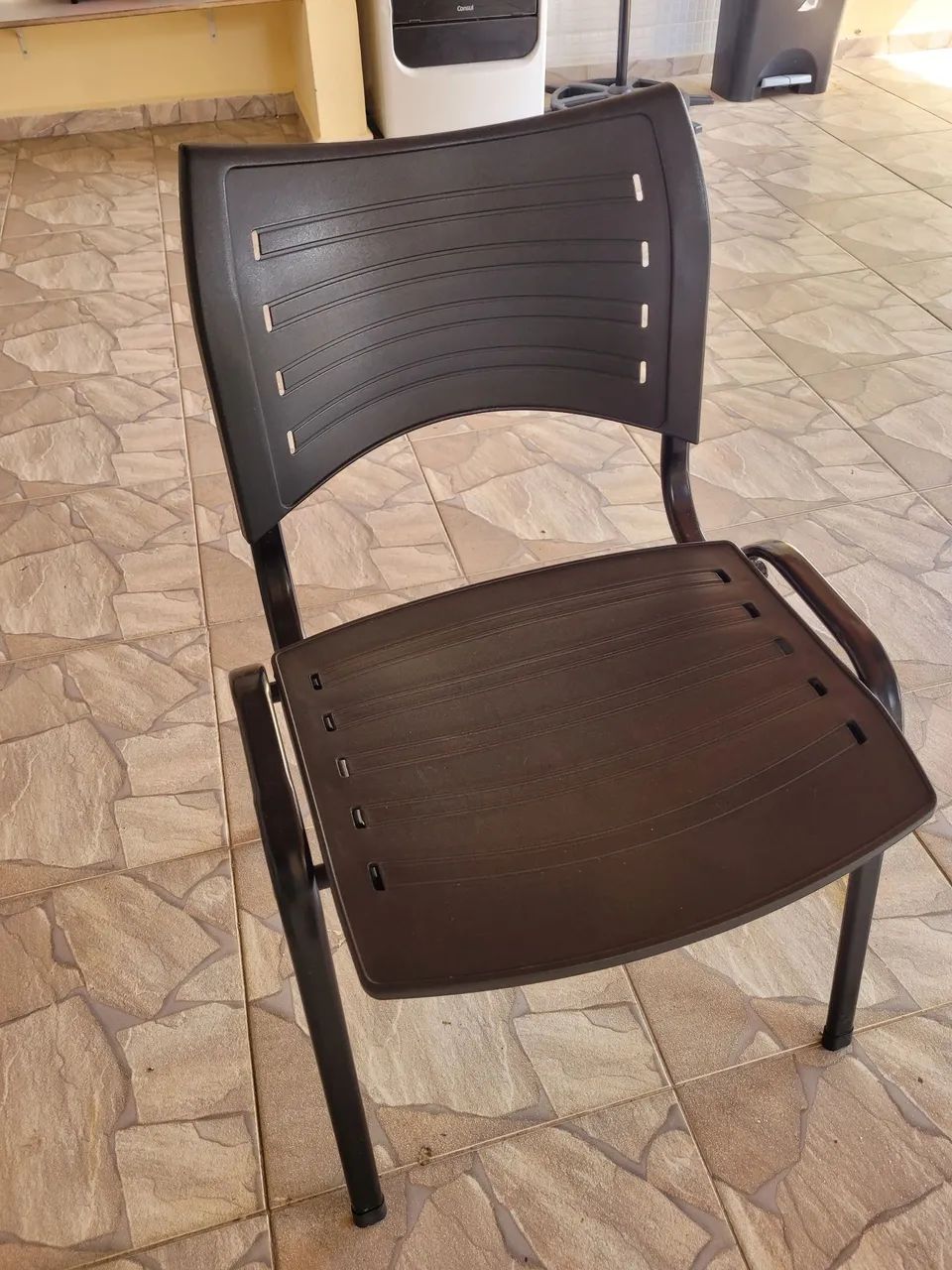 Cadeira Plastica Fixa Escritório cor preta muito boa.