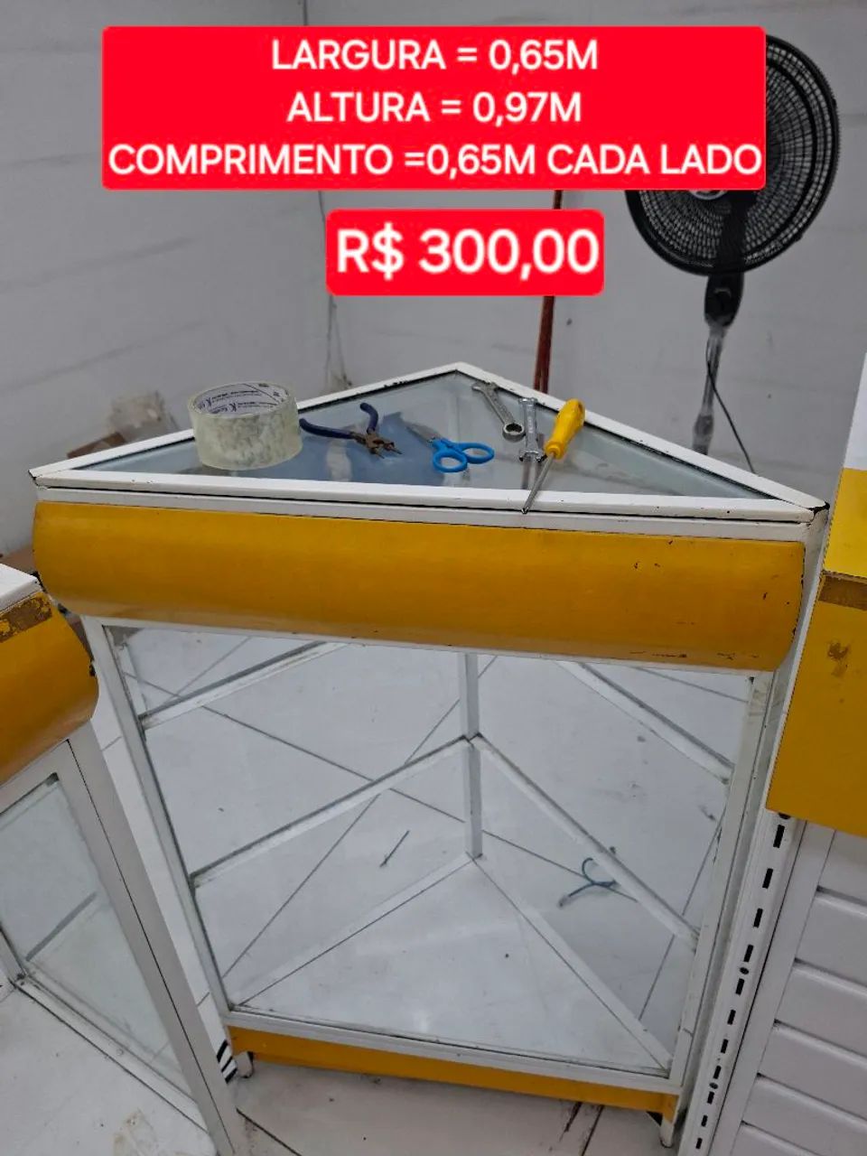 Balcão de vidro em triangulo com detalhes amarelos. Tamanho na imagem