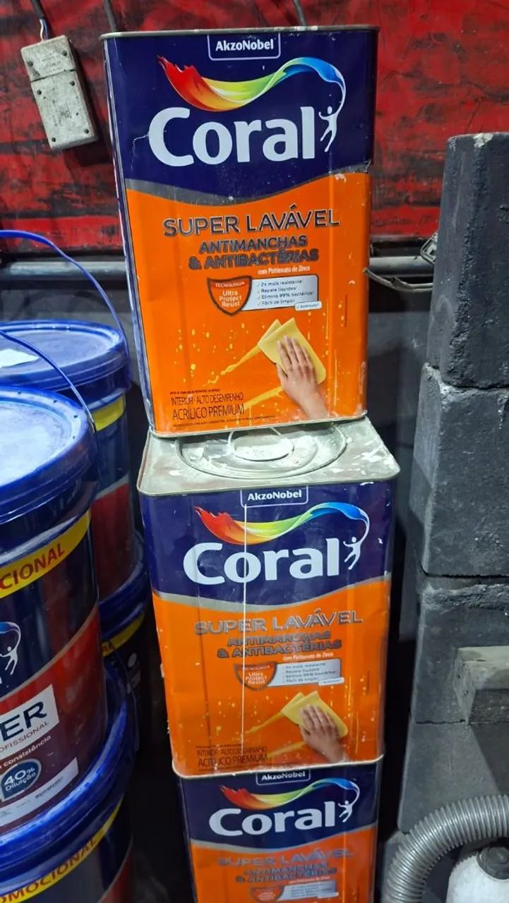 Lata de tinta coral 