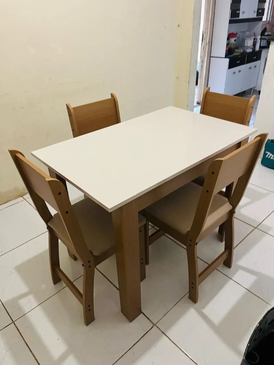 Mesa de Jantar com 4 Cadeiras Nova