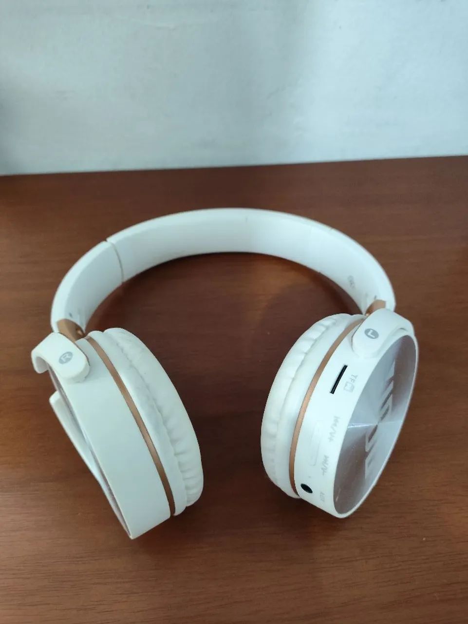 Fone JBL bluetooth na cor branca original 