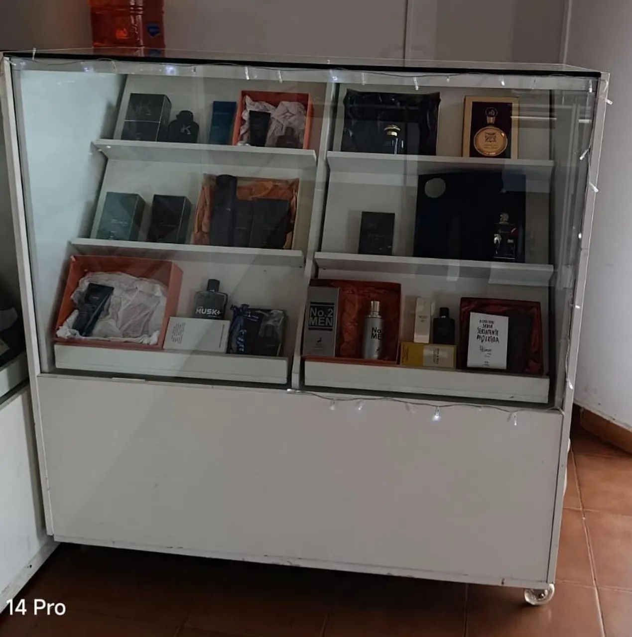 Móveis de loja de roupas e celular  - Foto 3