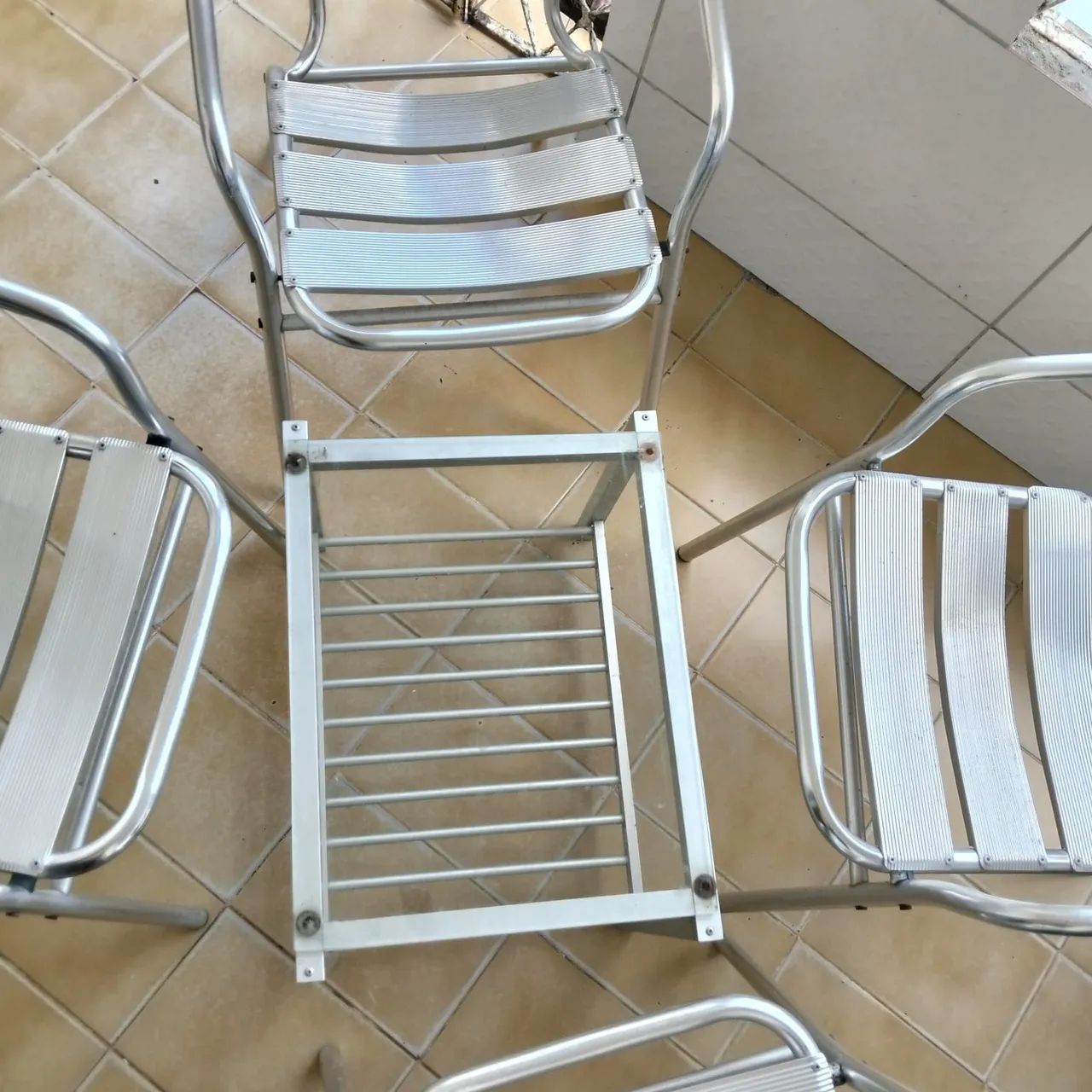 Conjunto de terraço em alumínio com 4 cadeiras e 1 centro 