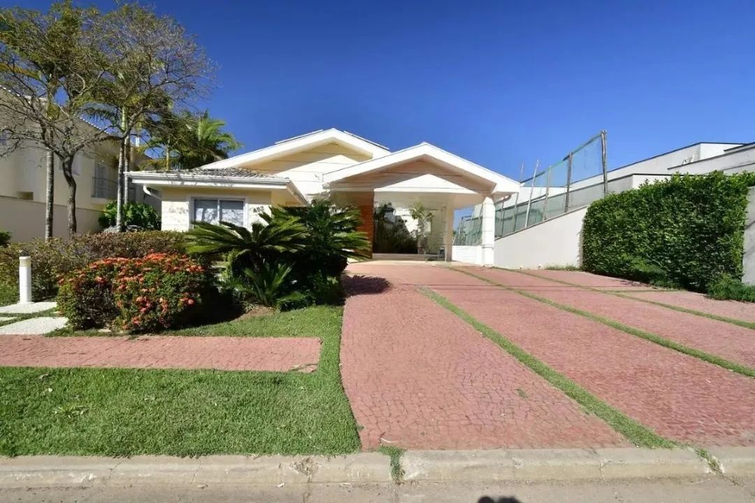 Casa no Alphaville Campinas, com 5 dormitórios e suíte com piscina.