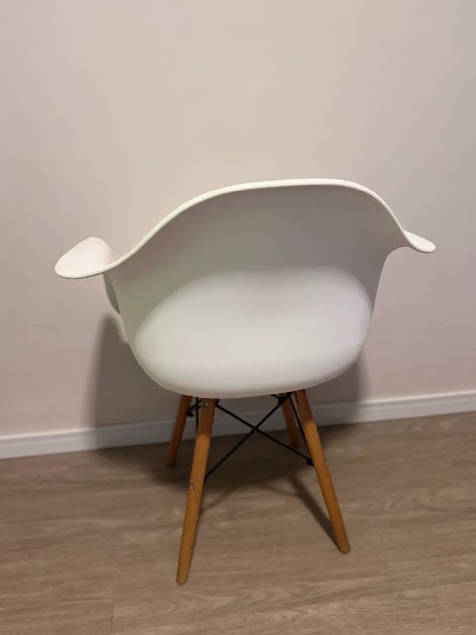 Cadeira com Braços Design Moderno - Base em Madeira - Foto 3