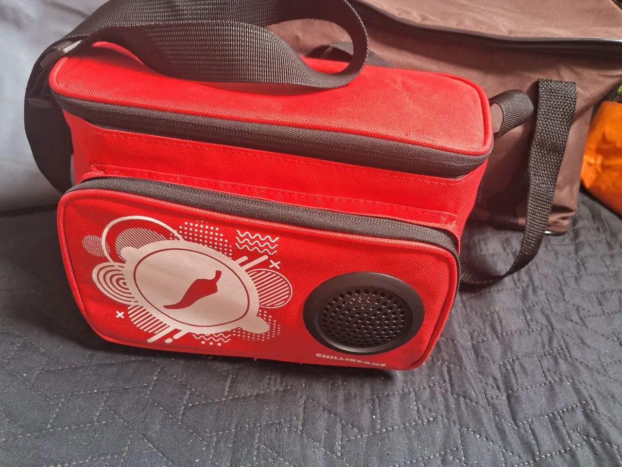 Bolsa térmica com caixa de som via Bluetooth 
